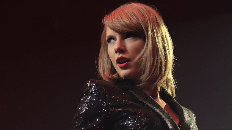 Taylor Swift wearing Ruby Woo in 2015