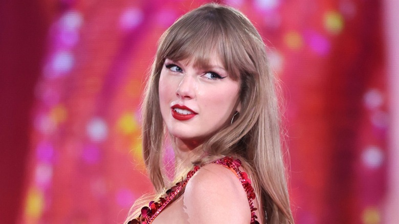 Taylor Swift posing