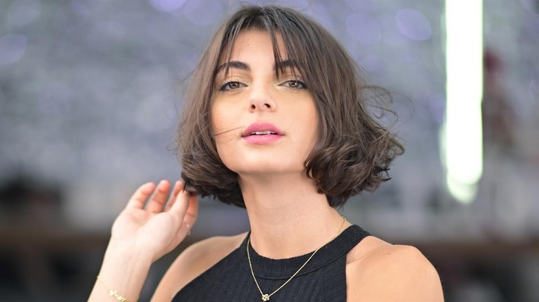 Textured bell-bottom bob