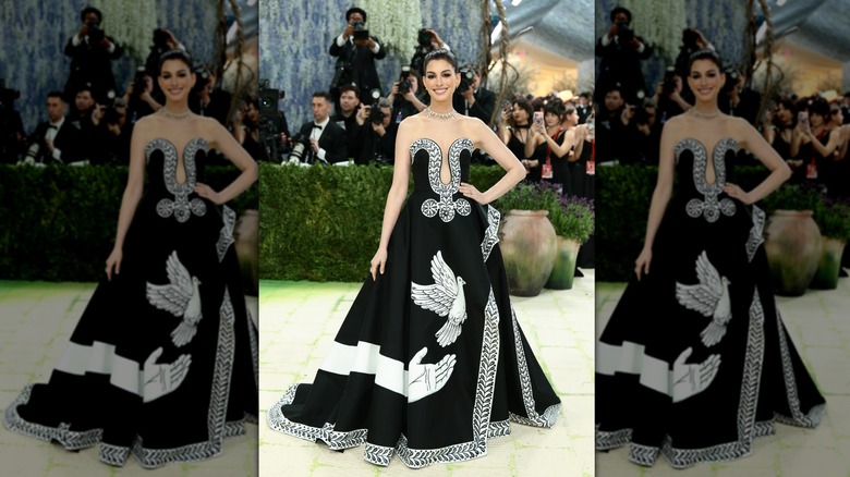 Anne Hathaway on the red carpet in a black and white gown