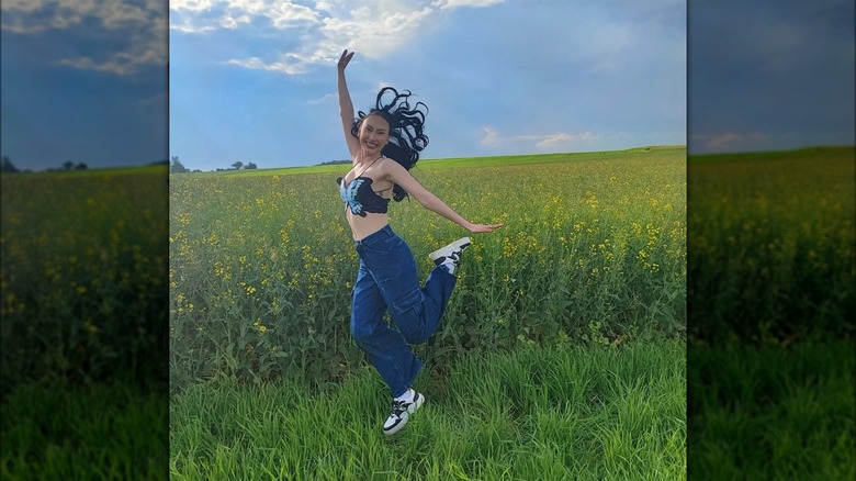 Butterfly top with sneakers