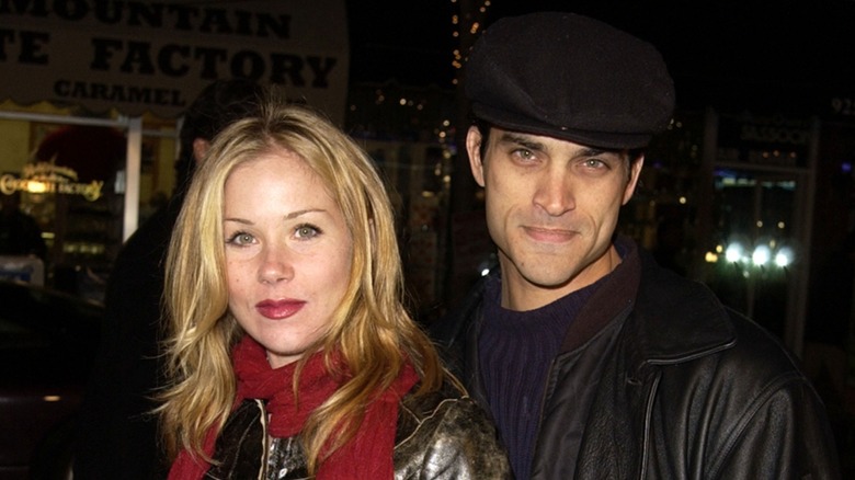 Christina Applegate posing on the red carpet with Johnathon Schaech in 2001
