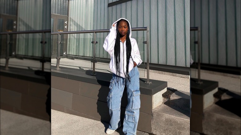 Woman wearing carpenter jeans