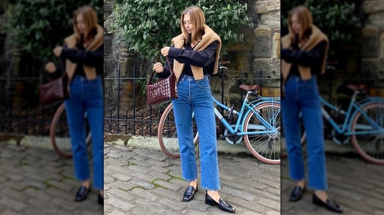 A woman wearing stovepipe shape jeans