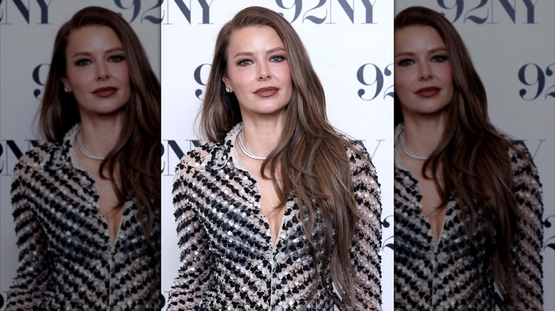 Ariana Madix posing on the red carpet with long hair with volume and natural texture