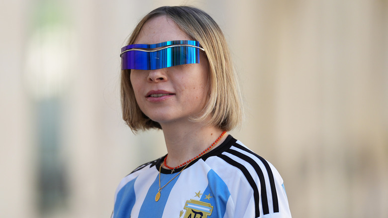 Woman wearing sunglasses 