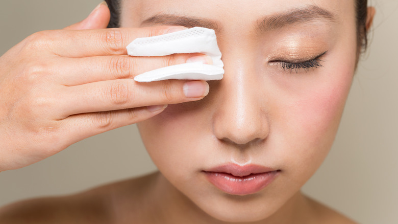Wiping eyelid