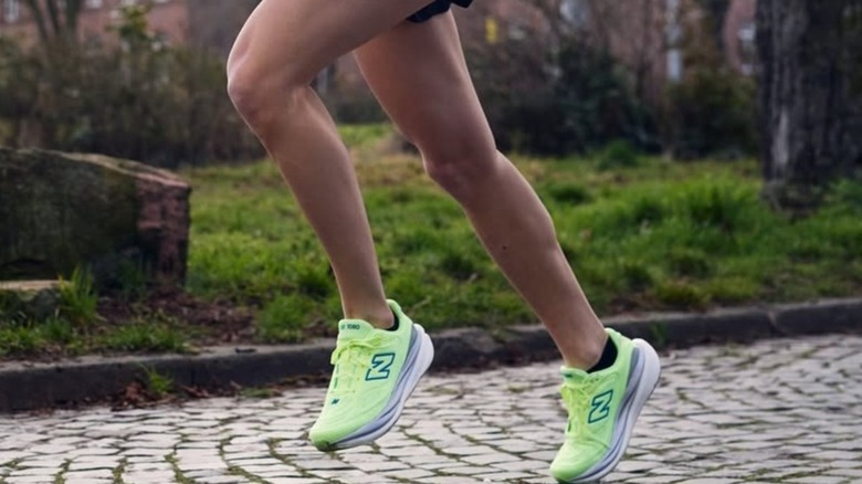 Influencer Ingrid running the New Balance 1080v15