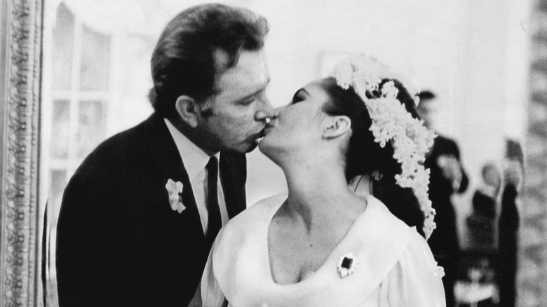 Elizabeth Taylor kissing Richard Burton