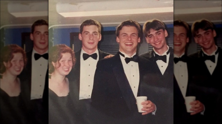 Ellie Kemper with friends in 2001