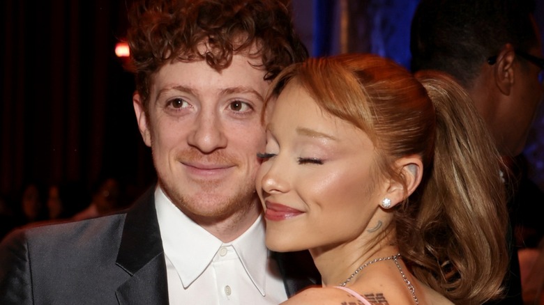 Ethan Slater posing with Ariana Grande at an event