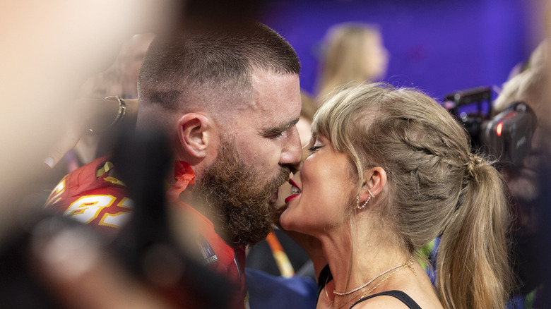 Travis Kelce and Taylor Swift kissing