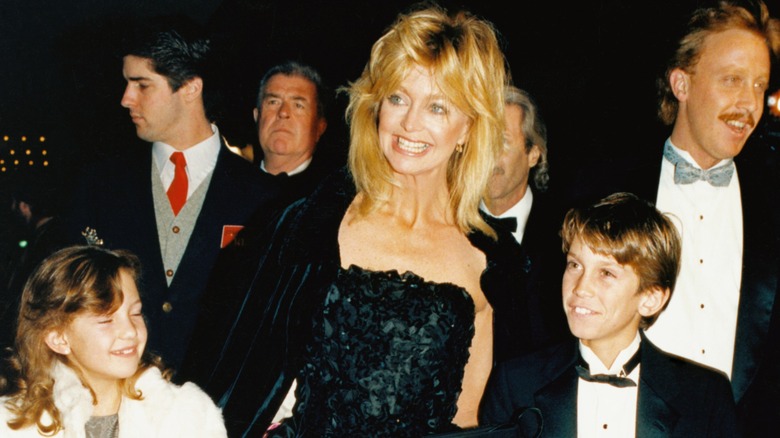 Kate Hudson and Oliver Hudson with Goldie Hawn in 1987