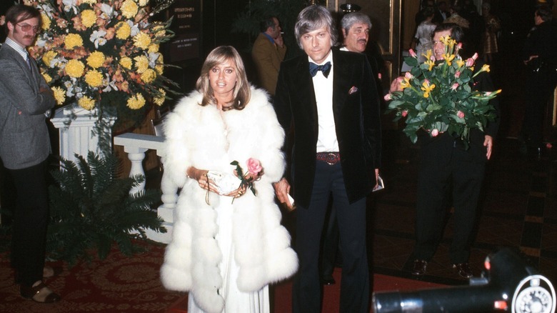 Susan George wearing an all white outfit to the 1975 Oscars alongside Jack Jones