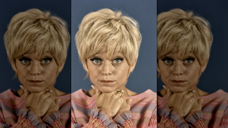Goldie Hawn poses with short hair and wearing fake eyelashes