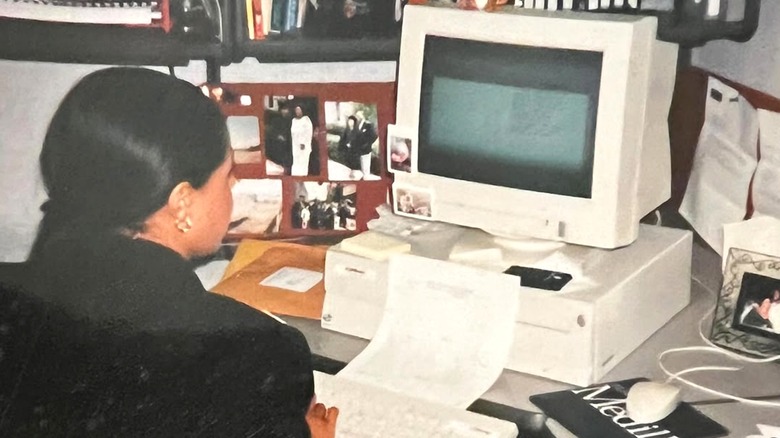 Sheinelle Jones working on a computer in 2000
