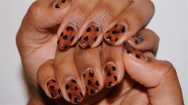 Glossy tortoiseshell nails