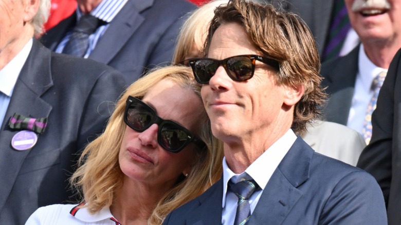 Julia Roberts resting her head on Danny Moder