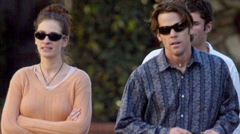 Julia Roberts and Danny Moder walking together