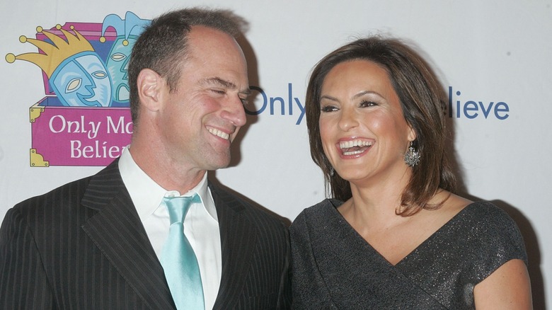 Chris Meloni looking at Mariska Hargitay