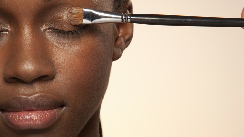 Applying foundation