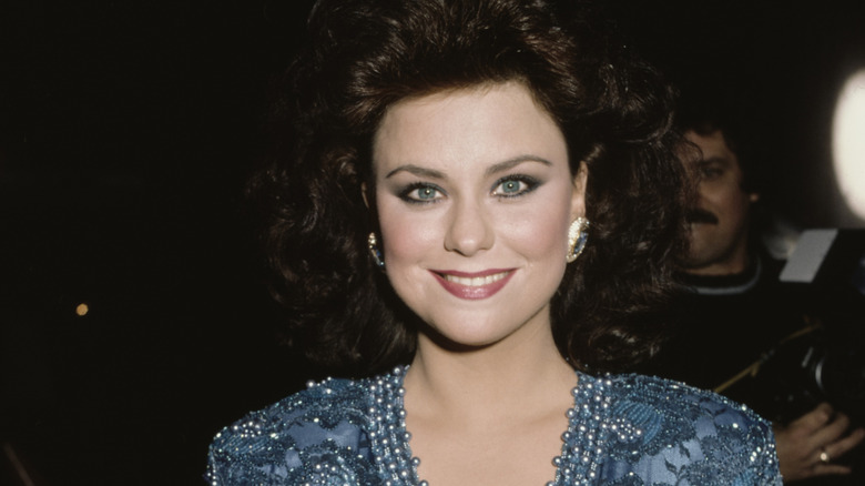 Delta Burke smiles on the red carpet in 1987