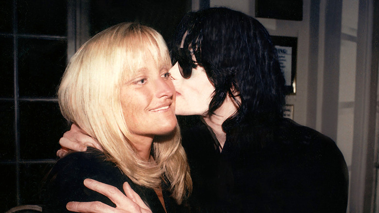 Debbie Rowe and Michael Jackson kiss at private event 1998