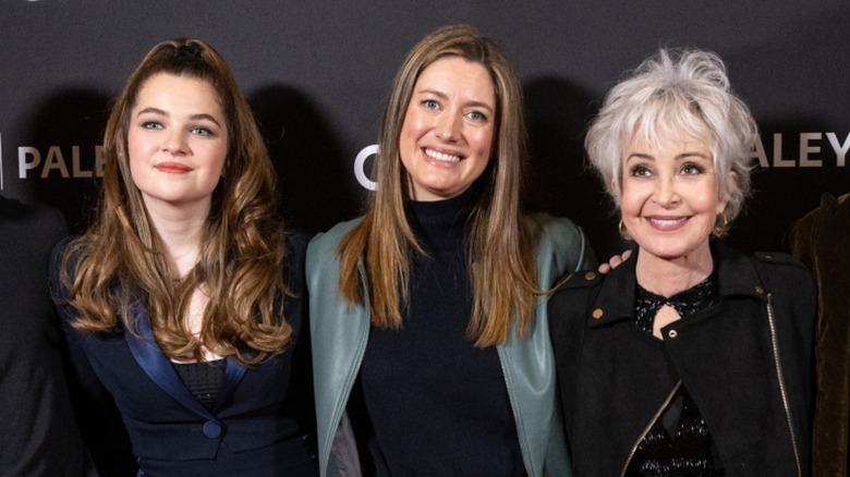 Raegan Revord, Zoe Perry & Annie Potts posing on the red carpet