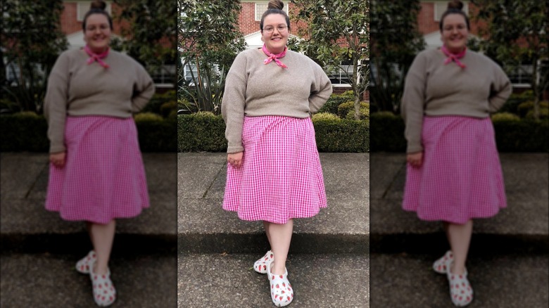 woman wearing crocs