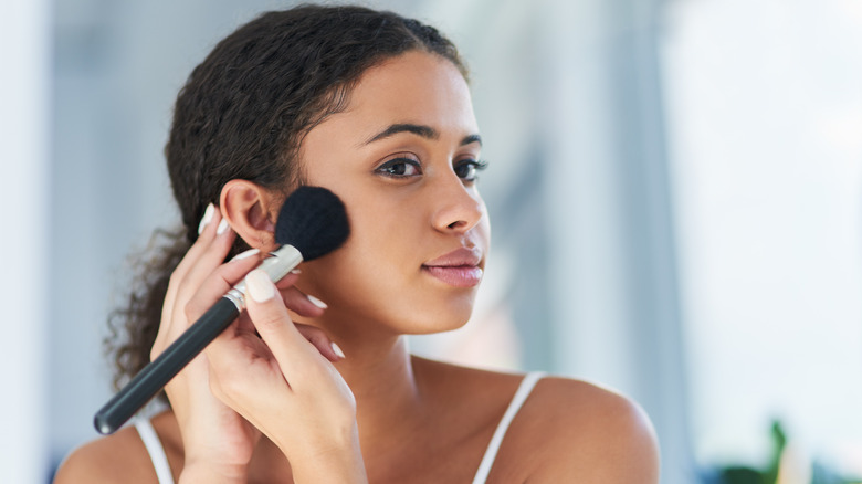 Applying face powder