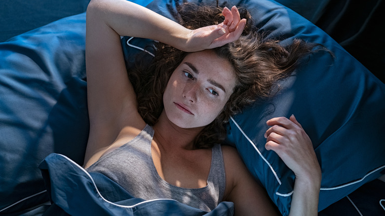 woman in bed who can't sleep
