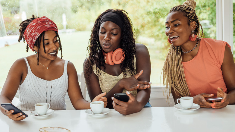 Women at cafe on apps