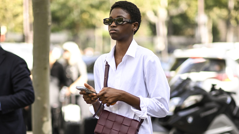 Woman with a brown, woven bag 