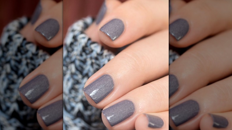 Gray sparkly manicure
