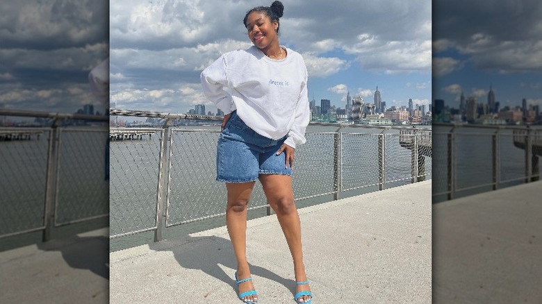 Denim shorts sweatshirt summer outfit