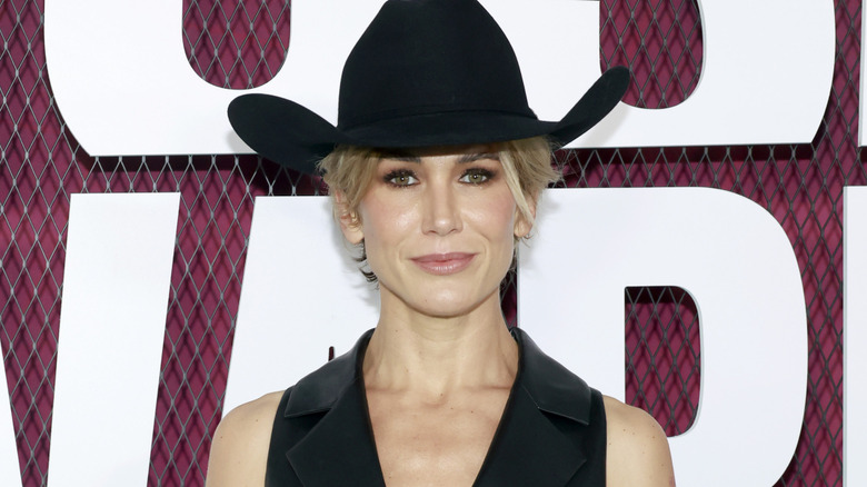 Jennifer Landon on the red carpet with short blond hair and a cowboy hat