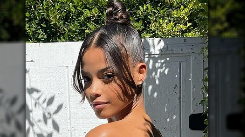 Woman with earlobe-length curve bangs