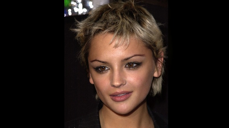 Racheal Leigh Cook with blond pixie cut