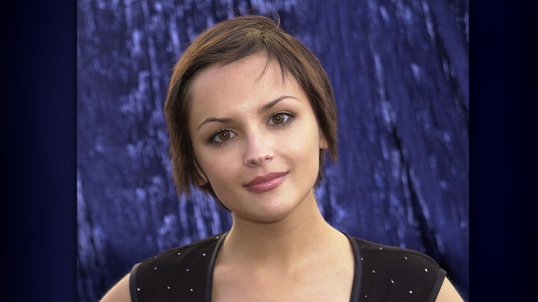Rachael Leigh Cook with brunette pixie
